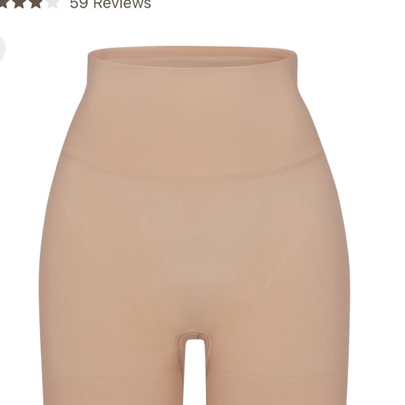 Skims seamless sculpt butt enhancing shorts open crotch - Picture 3 of 8